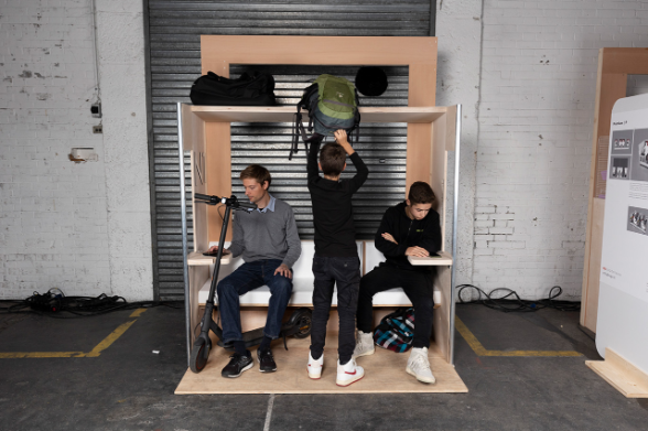 Trois personnes dans un prototype de compartiment de train modulable.